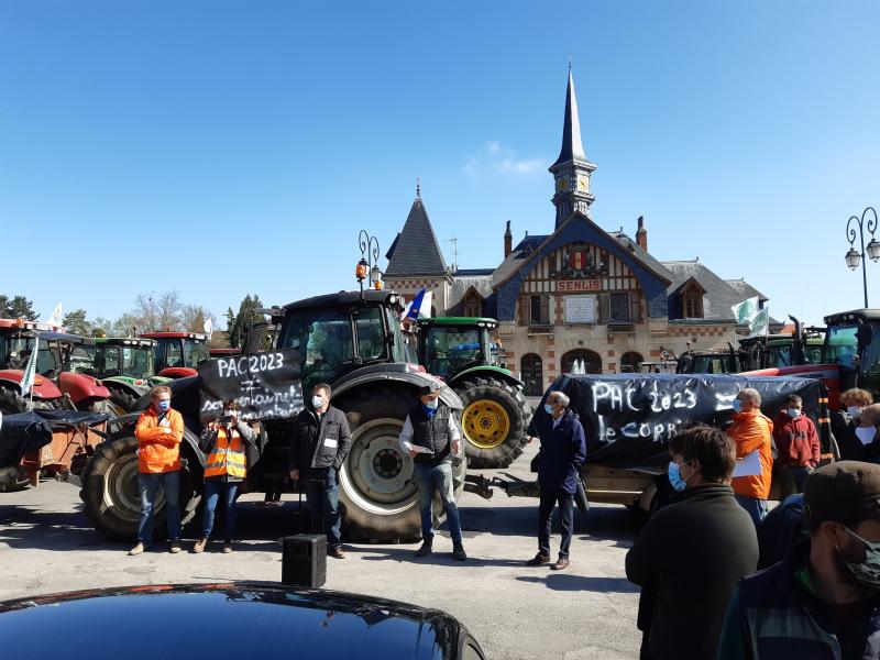 À la même date, 36 tracteurs ont paralysé la gare routière de Senlis. Les convois venaient du Plessis-Belleville, de Crépy-en-Valois et de Pont-Saint-Maxence.