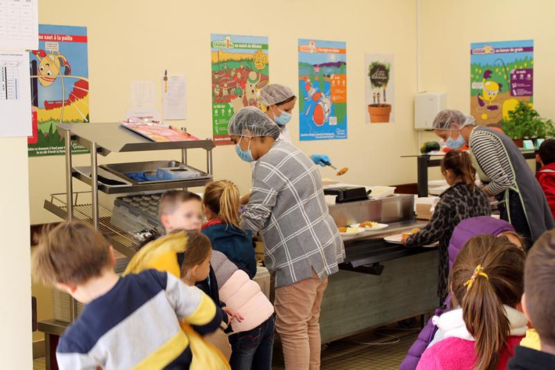 À l’école Séraphine-Louis, les primaires se servent sur des plateaux, aidés par les agents de la cantine. Les maternelles sont servis à table. © DLC