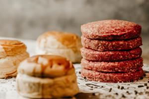 La demande de steaks hachés a augmenté de 35 %, et même de 55 % pour le congelé, par rapport aux années précédentes.
