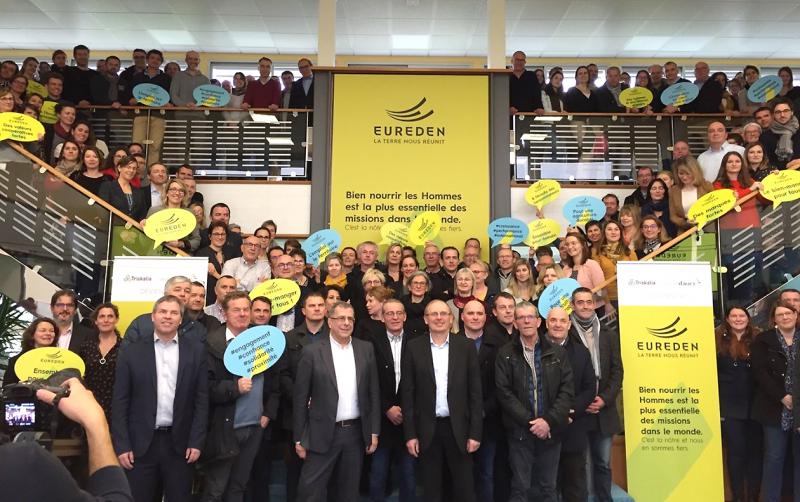 Dans huit sites du groupe, un binôme élu-collaborateur des deux coopératives a invité salariés et administrateurs à découvrir au même moment le nom choisi pour le futur groupe (ici au siège de d'aucy à Theix, avec Serge Le Bartz, président du groupe d'aucy, et Dominique Ciccone, directeur général de Triskalia).