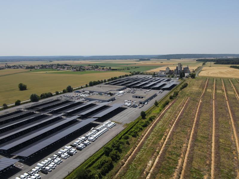 Le site d'Avrigny est bien plus grand que le site de Villers-Cotterêt dans l'Aisne qui compte 50 000 panneaux. Avec ce projet, Engie Green continue d'affirmer sa présence dans la région Hauts-de-France. Sur les 3 dernières années, 18MEUR ont été versés aux entreprises locales dans le cadre du développement, de la construction et de la maintenance des installations éoliennes et solaires.
