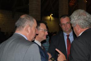 à l’issue de la rencontre Groupama à Beauvais, Jean-Jacques Fieffé, directeur de l’établissement de l’Oise, Éric Gelpe, directeur de Groupama Paris-Val-de-Loire, et Denis Pype, président de l’établissement de l’Oise, en discussion avec Jean-Pascal Farges, philosophe.