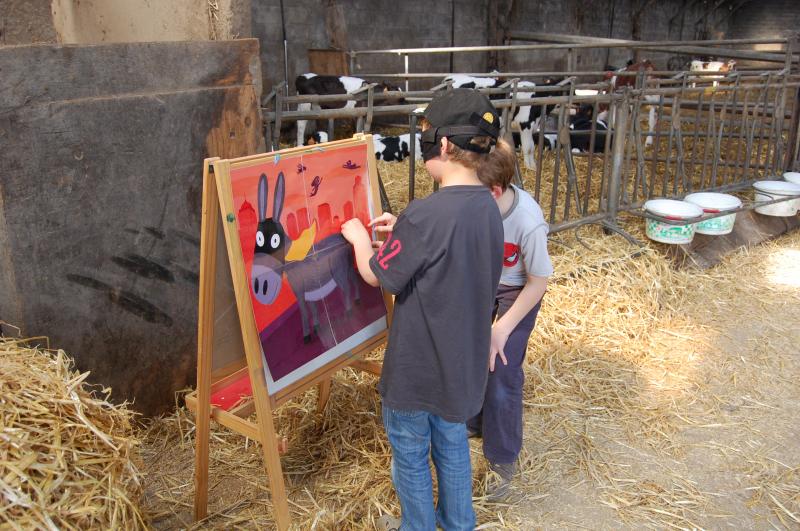 Un exemple de jeu proposés aux enfants lors des anniversaires à la ferme : il faut réussir à placer la queue de l’âne au bon endroit.