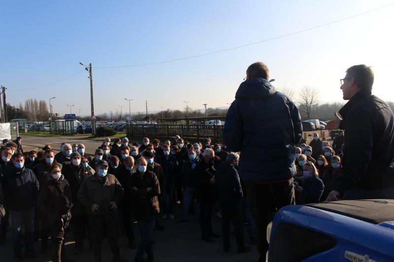 Plus d'une centaine de producteurs réunis devant l'usine. (© DLC)