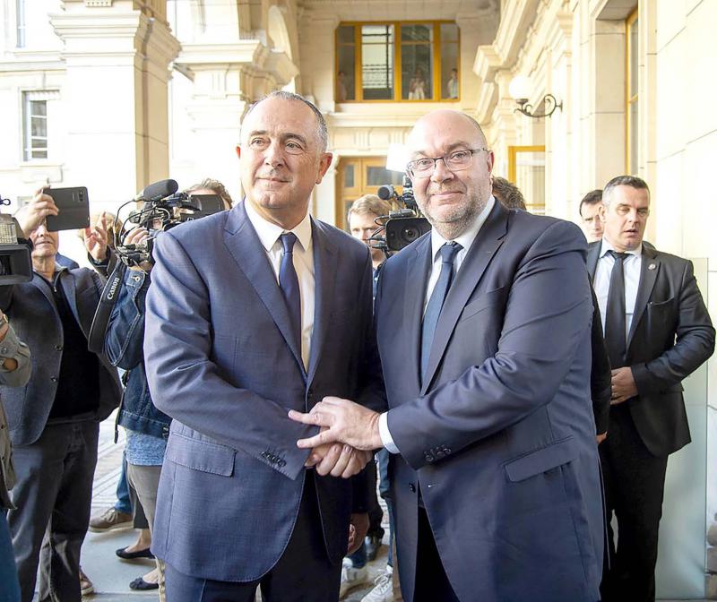 Lors de la passation de pouvoirs avec Stéphane Travert (à droite) le 16 octobre, Didier Guillaume (à gauche) a qualifié
la rue de Varenne de «ministère fabuleux et formidable».