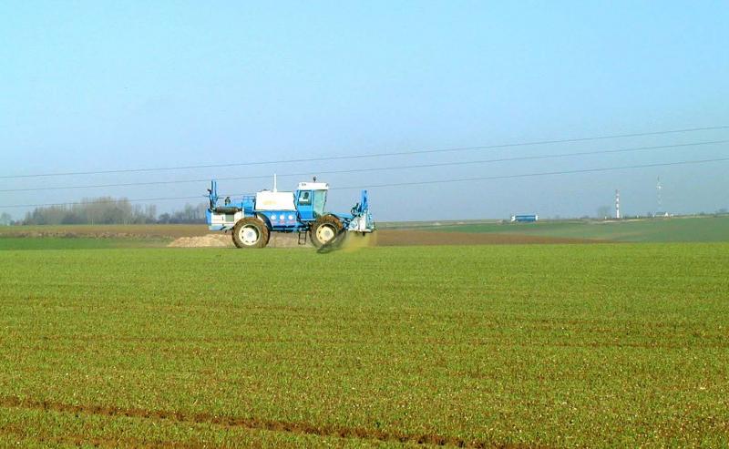 Pulvérisation d'herbicides sur céréales d'hiver.