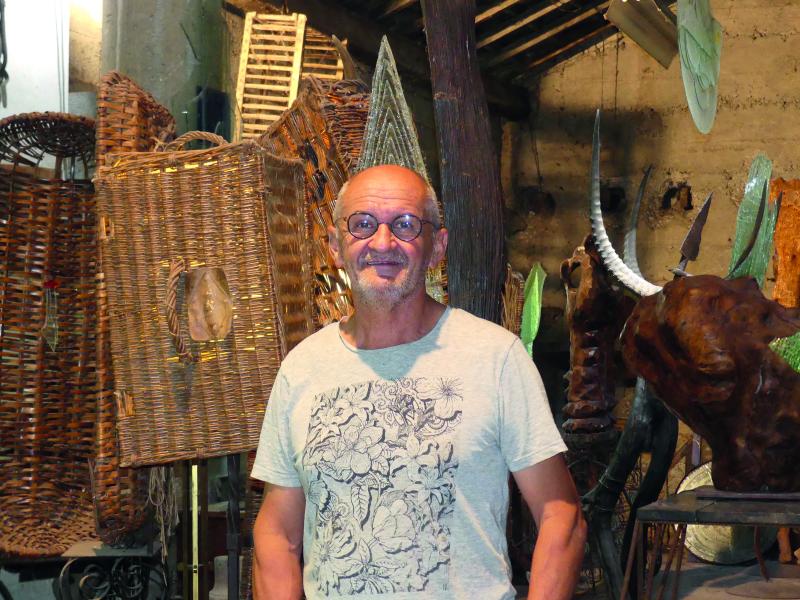 Depuis plus de trente ans, Bernard Froment cumule la double activité d’agriculteur-sculpteur à Ancône.