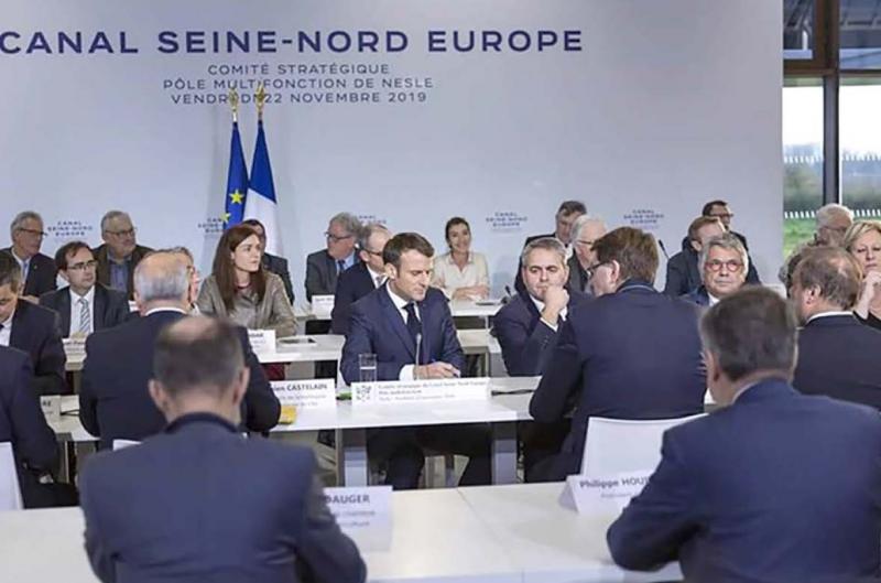En participant à la première réunion du comité stratégique du Canal Seine-Nord, à Nesle, le 23 novembre, Emmanuel Macron a engagé l’État dans
la réalisation de ce projet à hauteur d’1,1 milliard d’euros.