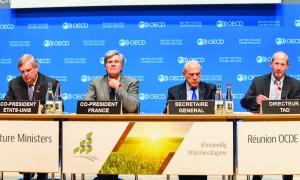 Lors de la réunion des ministres de l’Agriculture de l’OCDE à Paris: de gauche à droite, Tom Vilsack, ministre de l’Agriculture des Etats-Unis, Stéphane Le Foll, ministre français de l’Agriculture, Angel Gurria, secrétaire général de l’OCDE, et Ken Ash, directeur des échanges et de l’agriculture de l’OCDE.