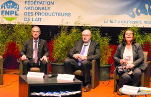 De gauche à droite : Thierry Roquefeuill, président de la FNPL ; Phil Hogan, commissaire européen à l&#8217;agriculture ; et Marie-Thérèse Bonneau, vice-présidente de la FNPL, au congrès de la FNPL, le 16 mars dernier.