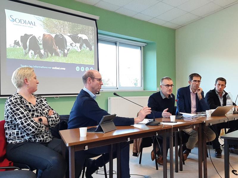 Président du conseil d'administration de Sodiaal, l'aveyronnais Damien Lacombe entouré d'une partie des responsables
de la région «nord» de la coopérative qui collecte 4,4 milliards de litres de lait dans 72 départements en France.