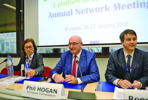 Le commissaire Phil Hogan (ici devant une assemblée de journalistes fin janvier à Bruxelles) s’est exprimé sur la situation du marché du lait européen.
