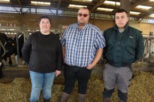 Doris, Julien et Adrien Verschuere, éleveurs laitiers à Sommereux.