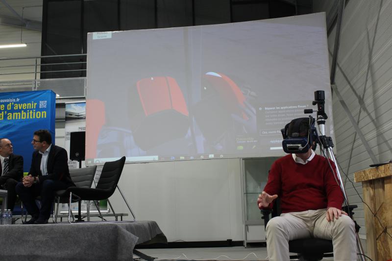 Utilisation de la réalité virtuelle pour construire un tracteur. (© Dorian Alinaghi)