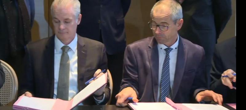 Eric Schnur, président The Lubrizol Coporation, Joël Limouzin, président du FMSE, signent la convention d’indemnisation Lubrizol.