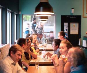 Inquiétude des consommateurs et surcoût lié aux gestes barrières anti-Covid
ne facilitent pas la reprise d’activité des restaurants.