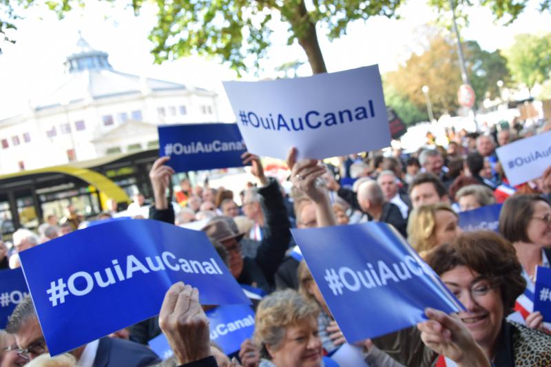 Le hashtag «Oui au Canal» inondait la ville d’Amiens. Crédit / Florence Guilhem