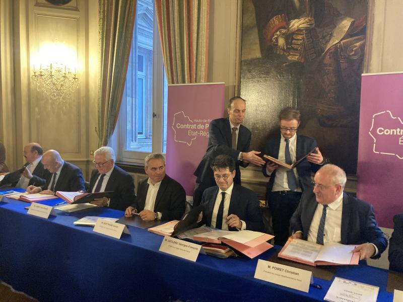 L'État, la Région, les cinq Départements et les deux métropoles des Hauts-de-France se sont mis autour de la table lundi 9 janvier à la préfecture du Nord pour signer ce premier CPER.
