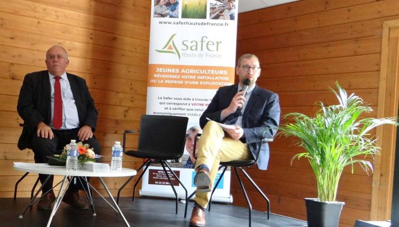 Sylvain Versluys, président de la Safer Hauts-de-France, et Hubert Bourgois, directeur général délégué pour la présentation des chantiers qui attendent la Safer pour la période 2022-2028.
