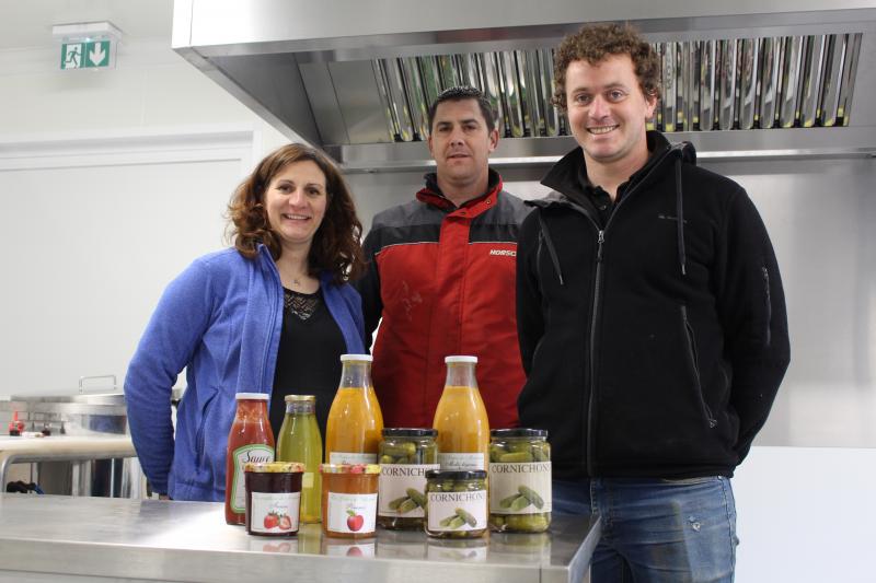 Lætitia Moerman, Adam Morda et Clément Moerman présentent une partie de leur gamme de produits de la ferme transformés dans leur nouveau laboratoire.