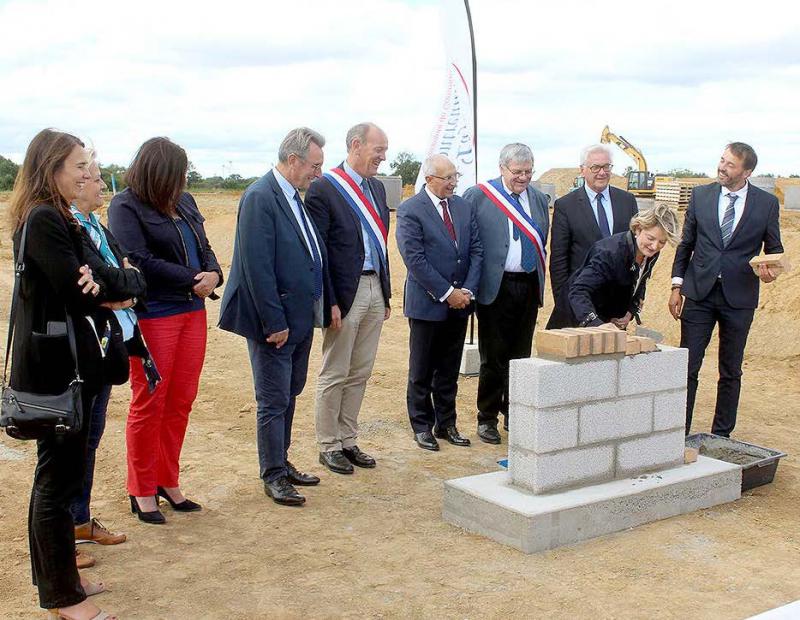 La pose symbolique de la première pierre a eu lieu en présence d’élus locaux, du Conseil régional et de l’Etat.