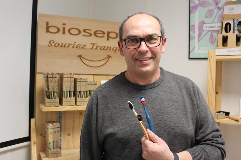 Olivier Remoissonnet présente la gamme des brosses à dents Bioseptyl, fabriquées à Beauvais.