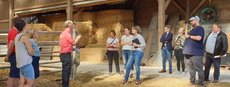 Lors de sa visite chez Xavier D'Hondt, la vice-présidente de la Région chargée de l'agriculture, Marie-Sophie Lesne,
a réaffirmé l'accompagnement de la région dans le déploiement de Lait bas carbone porté par le Criel Nord-Picardie-Ardennes pour les années à venir.