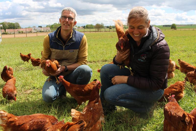 Florian et Daniela Strube au milieu de leurs poules, très accueillantes. (© DLC)