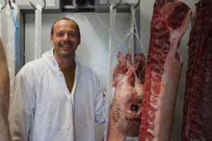 Mickaël Bouteillier est éleveur et boucher-charcutier : «seul le temps permet d'avoir une viande persillée, avec une nourriture de qualité pour les animaux.»