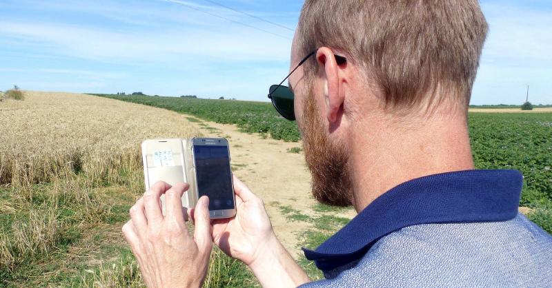 Pour les agriculteurs, le nouveau Système de suivi des surfaces en temps réel implique de s'approprier l'application mobile Telepac Géophotos.