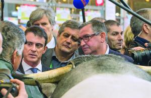 Visite de Manuel Valls de quatre heures au Salon de l'agriculture 2016 - Ici en discussion avec un éleveur, aux côtés de Dominique Barrau, secrétaire général de la FNSEA, et de Jean-Pierre Fleury, président de la FNB.