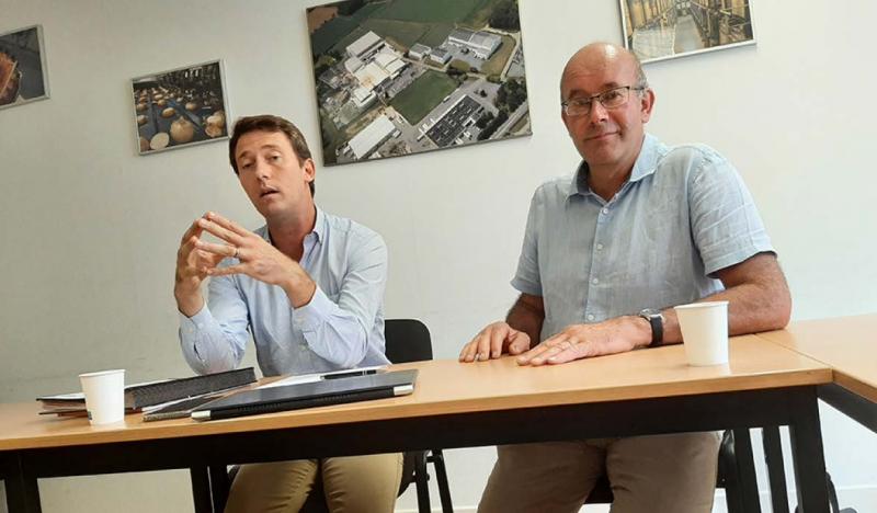 Christophe Deleruyelle, pour l'industriel Ardo, et Gilles Delannoy, président de l'OP Agoris, se félicitent de l'accord conclu entre leurs parties qui permet de revaloriser les contrats «pois» pour la récolte 2023.