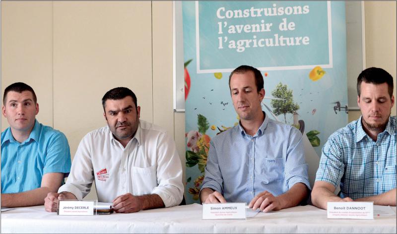 De gauche à droite : Baptiste Gatouillat, Jérémy Decerle, Simon Ammeux (président de JA Nord-Pas-de-Calais) et Benoît Danoot (président du comité d’organisation
du congrès).