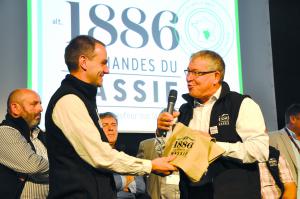 Passage de témoin entre Tony Cornelissen, président du Sidam, structure à l’origine du projet avec la Copamac, et Benoît Julhes, désormais président de la nouvelle marque.