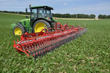 Grâce à l’inclinaison des disques à dents flexibles, la herse étrille aide à lutter contre les mauvaises herbes.