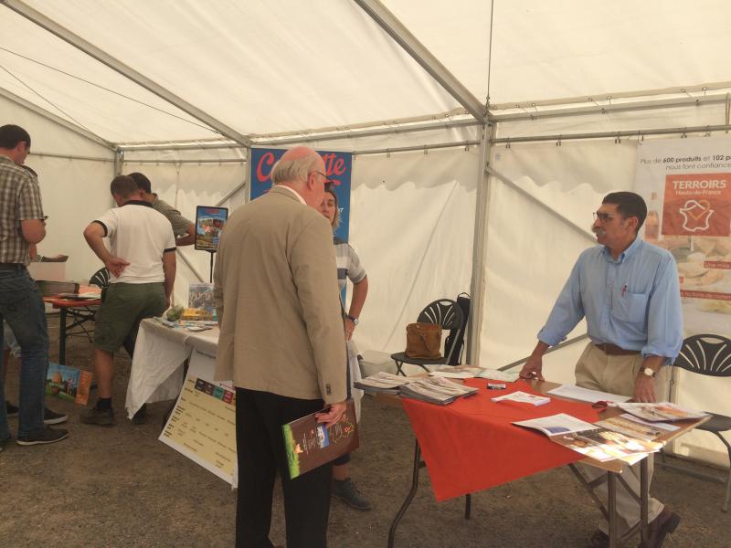 Des stands de nombreux fournisseurs de l’agriculture installés sur l’exploitation de Christophe Beeuwsaert. © Dominique Lapeyre-Cavé