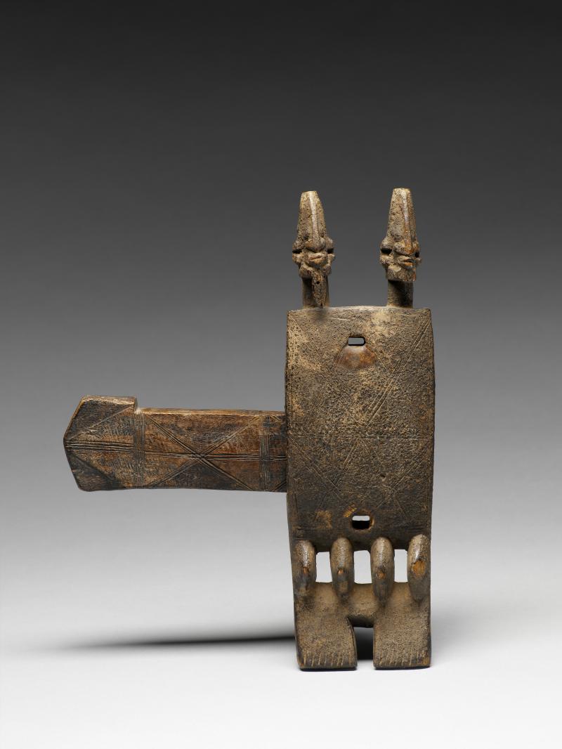 Cette serrure de grenier à céréales issue de la culture dogon au Mali, date de la fin du XIXe-début XXe siècle. La présence sculptée du couple primordial de la cosmogonie dogon, symbole de protection et de © musée du quai Branly-Jacques Chirac, dist.