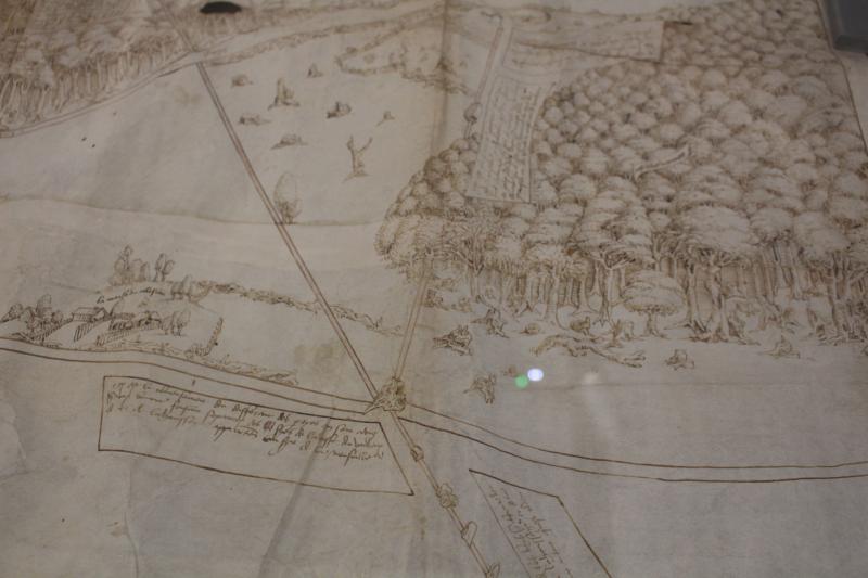 Le plus ancien document présenté est un relevé de 1515 sur la commune de Labosse. C’est un parchemin sur lequel les axes de circulation sont représentés et qui vise à régler un différend qui oppose l © Dominique Lapeyre-Cavé