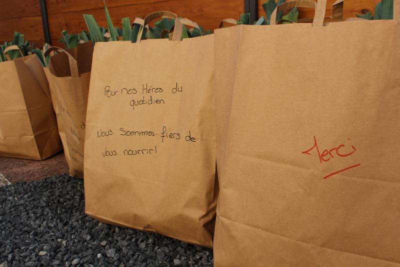 Sur les paniers made in Oise, des mots dencouragements sont crits pour soutenir les aides soignants. Une cagnotte solidaire leetchie a galement t mise en ligne pouvoir offrir des repas issus de produits locaux, ré  D.