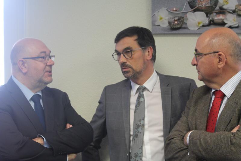 De gauche à droite : Stéphane Travert, ministre de l’Agriculture, Guillaume Chartier, président de la FDSEA60, et Jean-Luc Poulain, président de la Chambre d’Agricuture de l’Oise. © Dorian Alinaghi