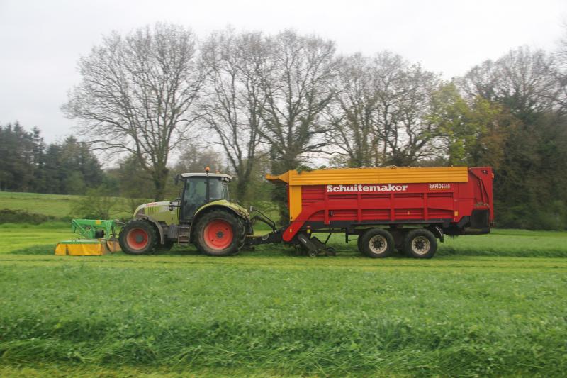 LE TRACTEUR DE 140 CHEVAUX entra&icirc;ne sans difficult&eacute; la faucheuse frontale &agrave; tambours de 3 m&egrave;tres et l�autochargeuse &agrave; une vitesse de 8-9 km/h. Les pneus de 710 mm gonfl&eacute;s &agrave; 1,5 bar ne marquent pas la prairie. (&copy; M. Portier)