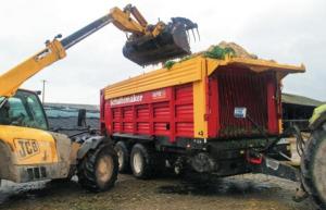 Au dessus de l'herbe, les autres composants de la ration sont charg&eacute;s au t&eacute;lescopique, sous contr&ocirc;le du syst&egrave;me de pes&eacute;e.