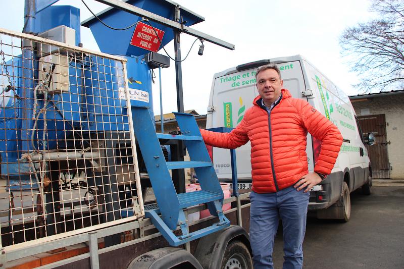 Olivier Hoste au pied de son unité mobile de traitement des semences de maïs. Il invite les agriculteurs à se regrouper et à anticiper pour minimiser les côuts. La campagne, qui démarre cette semaine, s’achèvera à la mi-mai. L’an dernier , 8 000 doses ont été traitées.