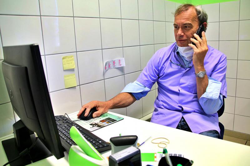 Depuis son cabinet de Saint-Mamet-la-Salvetat, pratique déjà du conseil par téléphone.