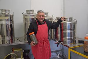 Olivier Bois vend ses huiles dans différents marchés locaux et de producteurs, jusquà Brantôme (24) et Bordeaux (33).