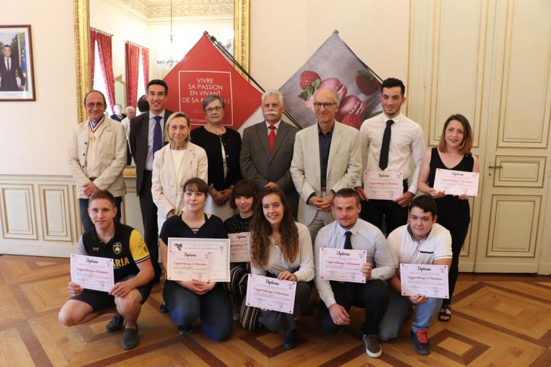 Médaillés dans des concours ou remarqués pour leur savoir-être, les apprentis méritants ont été reçus sous les ors de la République.