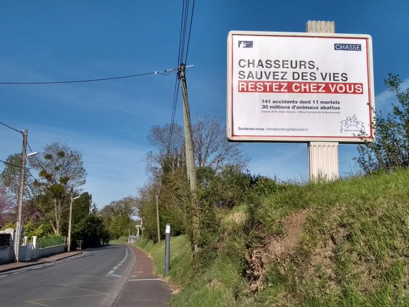 La FDC 17 dénonce cette campagne de pub « anti-chasseur » qui reprend les codes des visuels du gouvernement pour la prévention sanitaire.