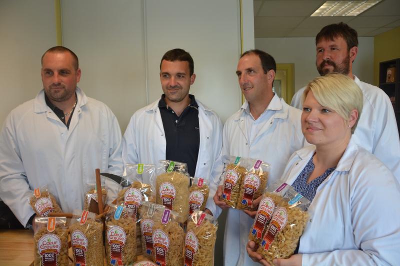 En cuisine Michael Braime à la fabrique de pâtes Cœur de Creuse à Guéret  - France Bleu