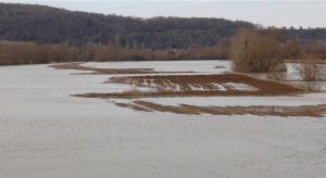 A la sortie de Courcelles-sur-Seine, seule la partie haute de cette parcelle reste visible. Il faudra de nombreuses semaines pour quelle se réessuie et envisager les premiers travaux du sol.