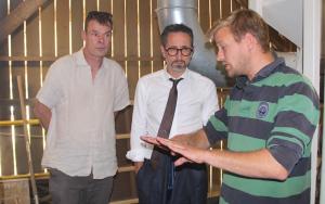 Gilles Lievens (président de la Chambre dagriculture) et Jérôme Filippini attentifs aux explications de Marius Bernard. A terme, lobjectif de la SCEA est de faire tourner loutil toute lannée.